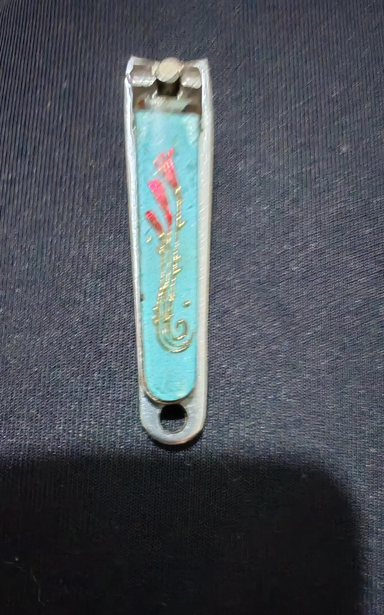 这是我姐姐八几年的时候给我买的剪指甲刀，一直用到现在还很锋利很好用。缺点就是有点