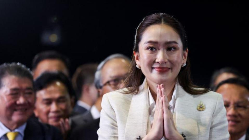 泰国美人总理罕见换上平底鞋：黑灰配很惊艳，国泰民安脸胜过英拉