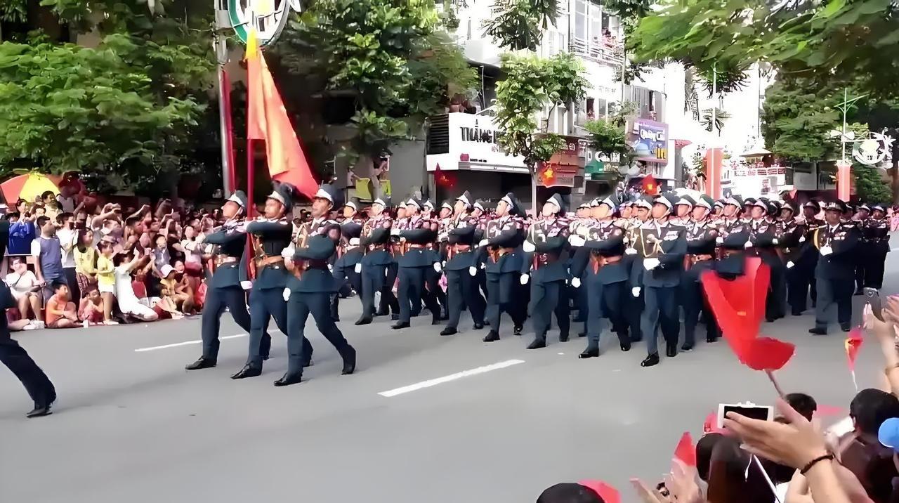 越南阅兵大联欢，邀请的绝对是生死之交的兄弟，仅东大，老挝，柬埔寨。
在越南人心目