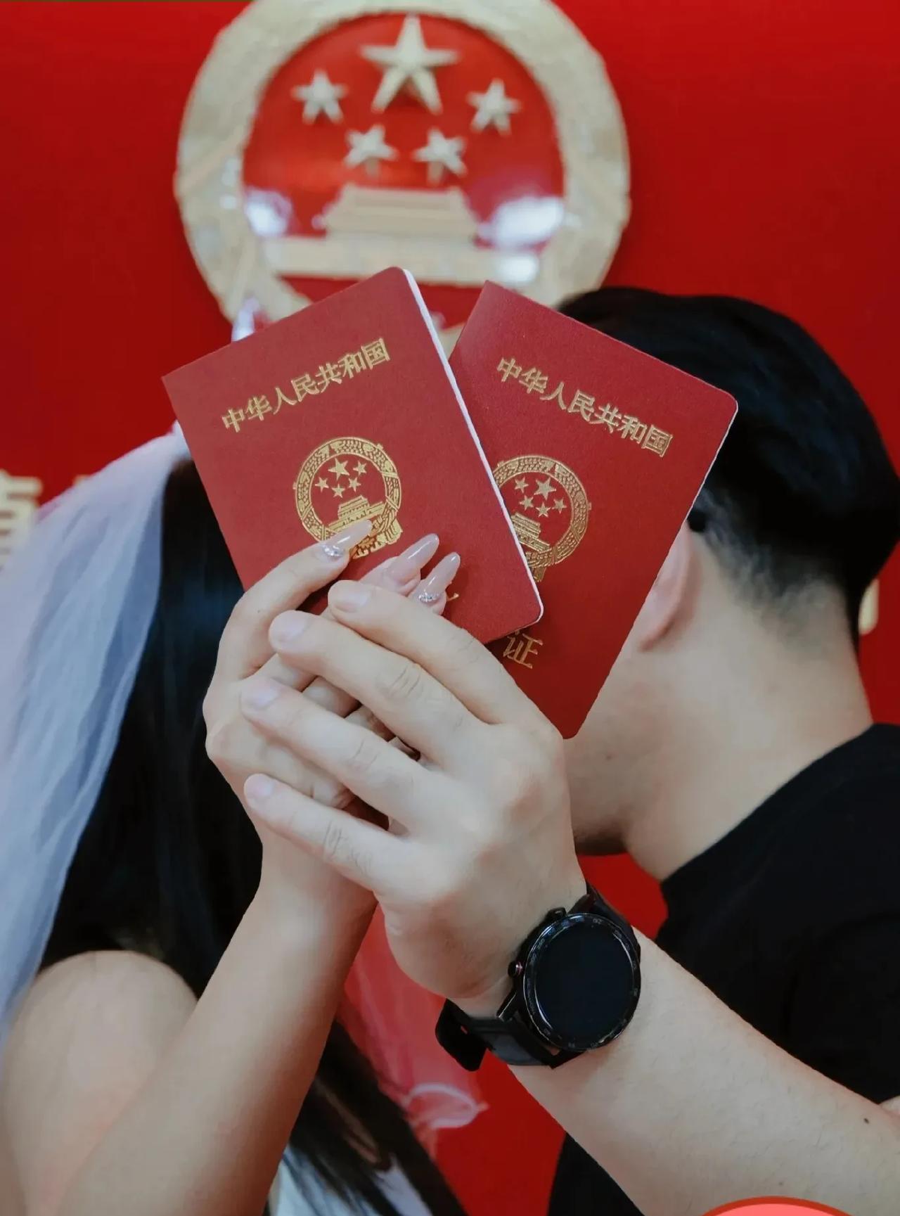 婚礼走样了？不，这才是00后的智慧！
昨天，我听朋友抱怨婚庆公司生意难做，00后