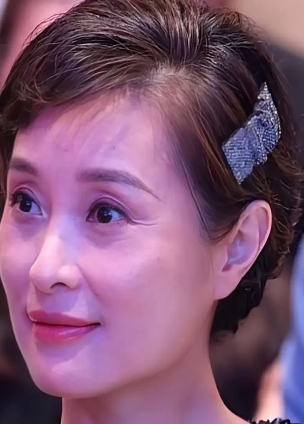 52岁明星真实模样，优雅知性

这才是52岁明星的真实样子，没有美颜和滤镜，依旧