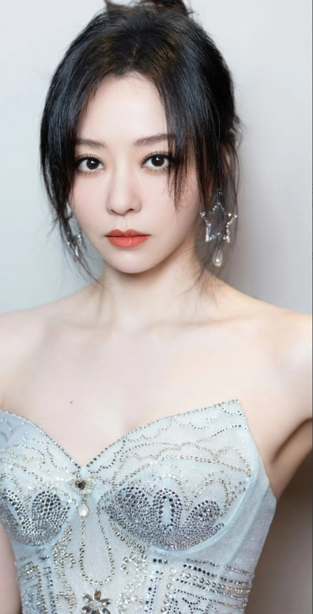 又一位女明星身体欠佳！
张靓颖自曝前一阵子患带状疱疹，已经康复但留下疤痕！
但据