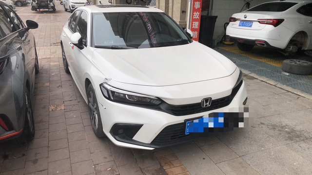 喇叭车的魅力白色车身的独特风景
干到路边停着的货车上了，叶子板干进去了，保险杠挂