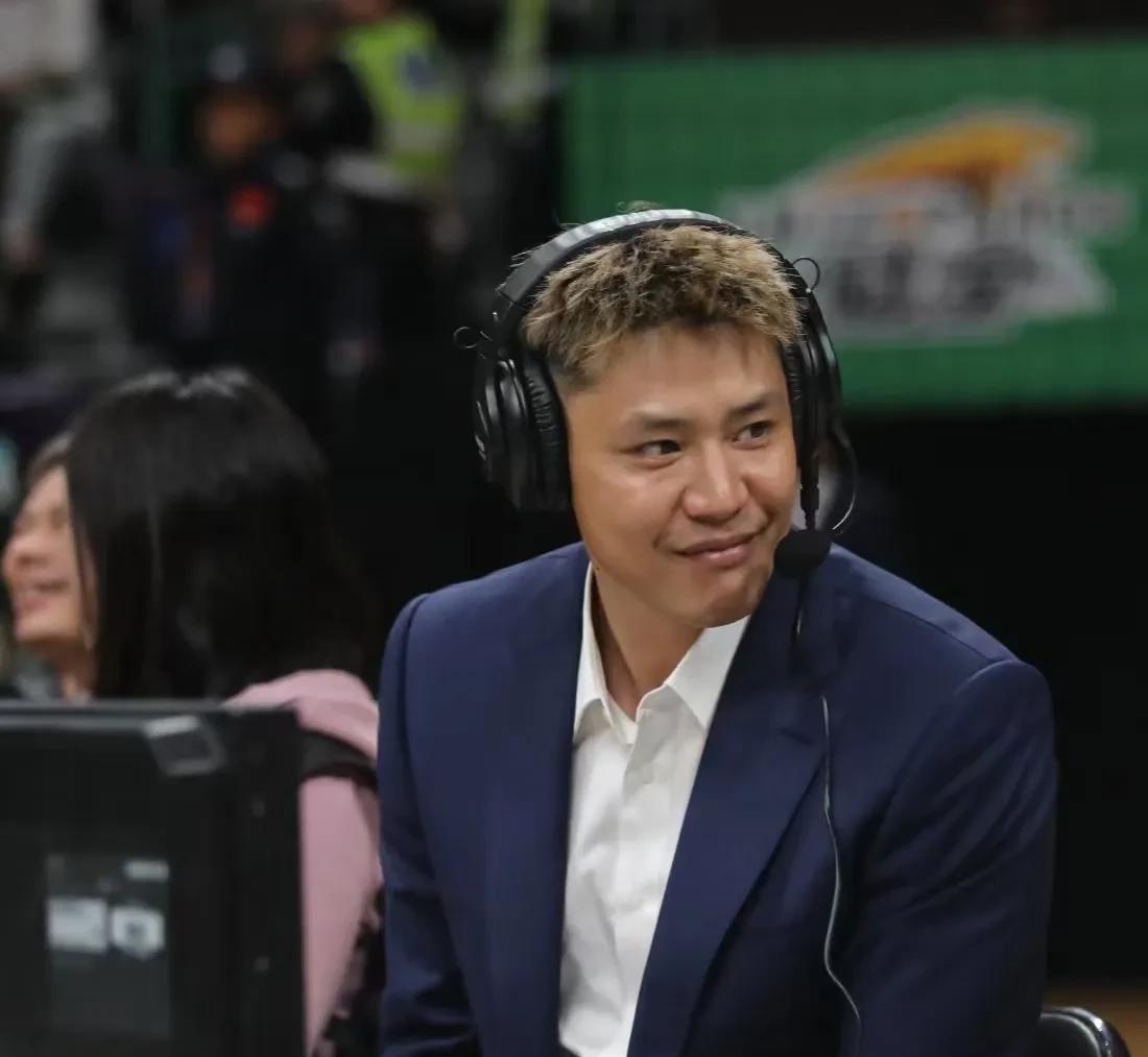 辽篮名宿贺天举看好上海淘汰宏远，咪咕的9位解说也预测大鲨鱼晋级，说实在的，他们的
