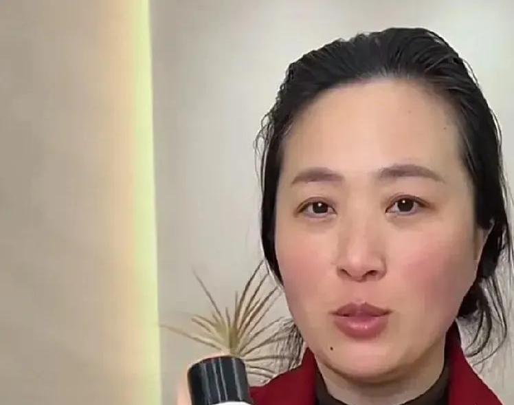 小娜最近在社交平台上的劲爆发言再次引发热议。
这位网红女主播自去年离婚后就展现出
