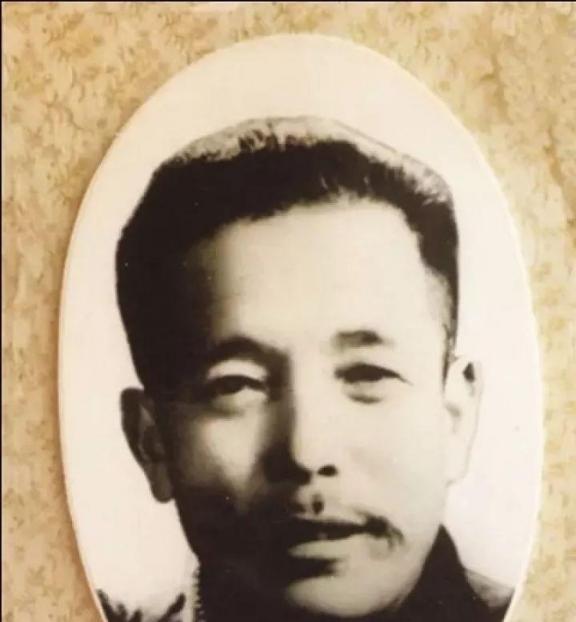 1955年，一个走江湖的男子故意让毒蛇咬自己的舌头，等蛇释放完毒素后，他一口咬下