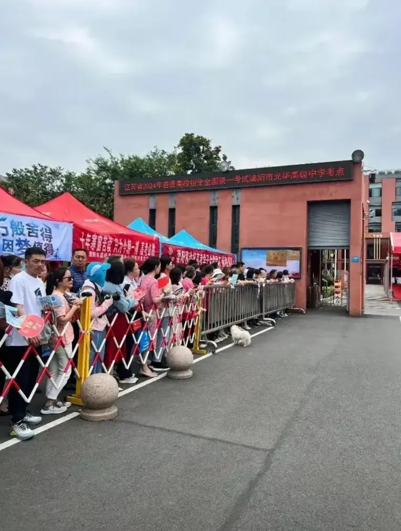 6月7日，高考第一天，甘肃兰州一位考生因为穿了一双碳板鞋，被拦住不让进考场，原来