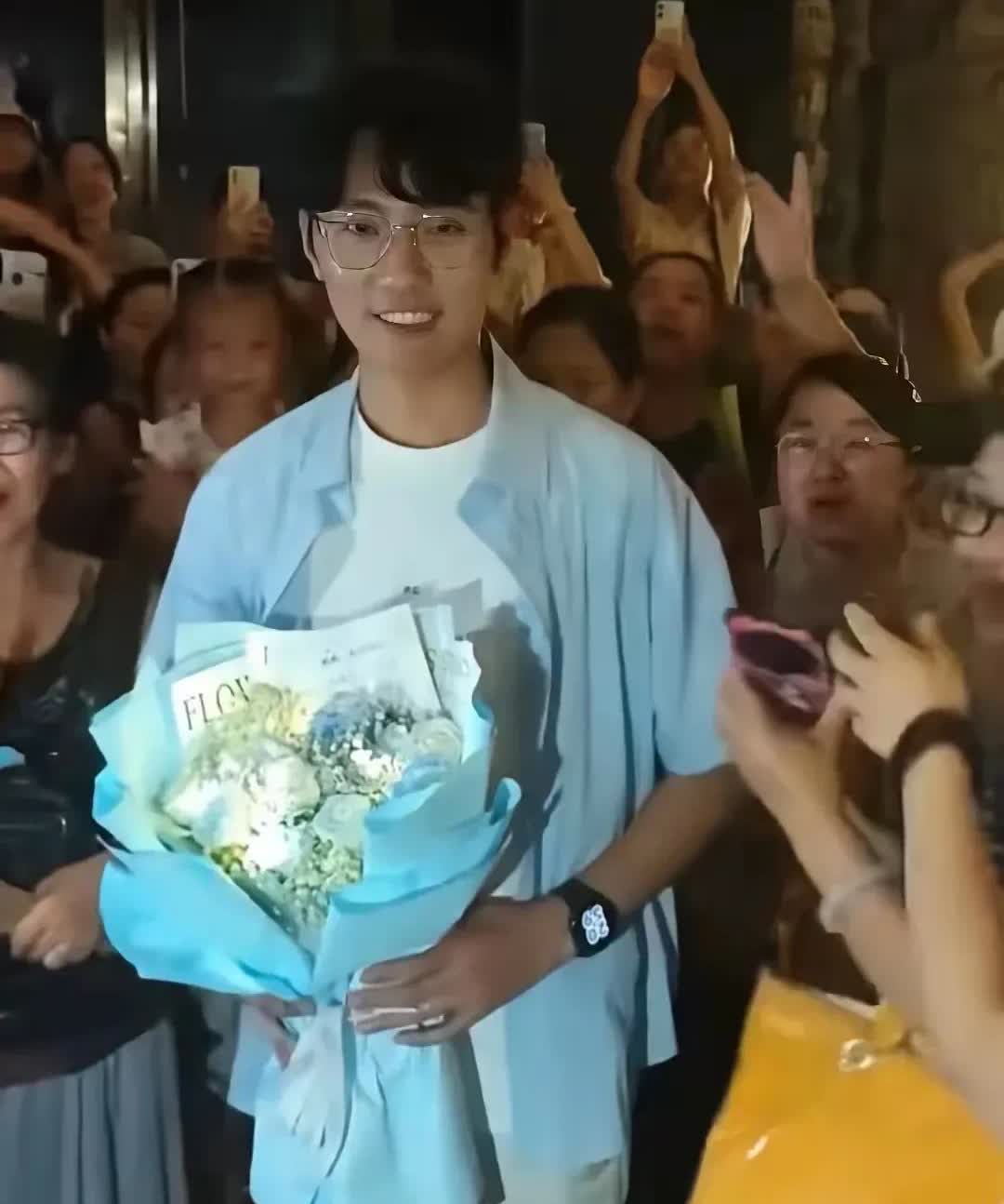 鹏鹏终于做到了，追随光，成为光！
昨天鹏鹏走播游知万物，在西安美术馆大放异彩，