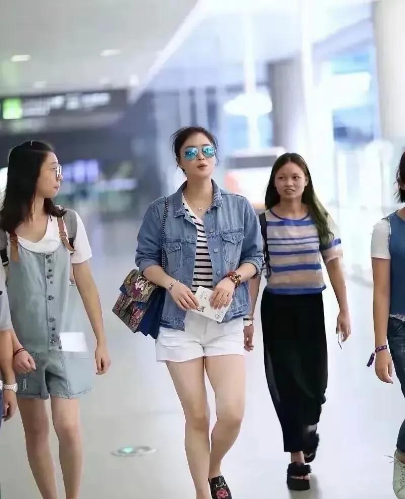 蒋欣瘦身明显，但骨架大穿短裤略显腿粗，与同行美女相比稍胖。演技在线，近年作品不断