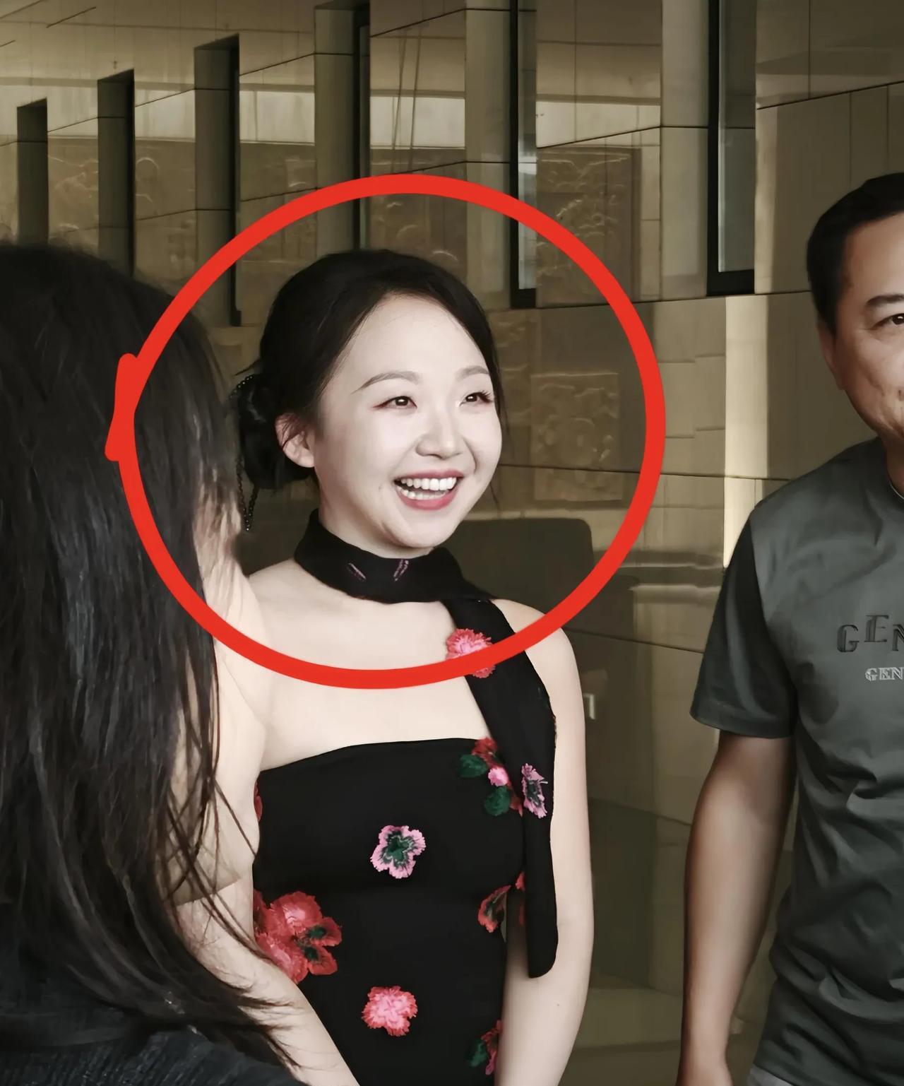 刷到辣目洋子的生图，
真人状态也太好了吧！
又阳光又自信，白得像会发光！
一直不