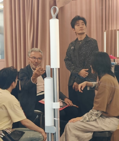 震惊！黄晓明从《中餐厅》的烟火灶台，转战《巴黎合伙人》的商战舞台！巴黎街头的路透