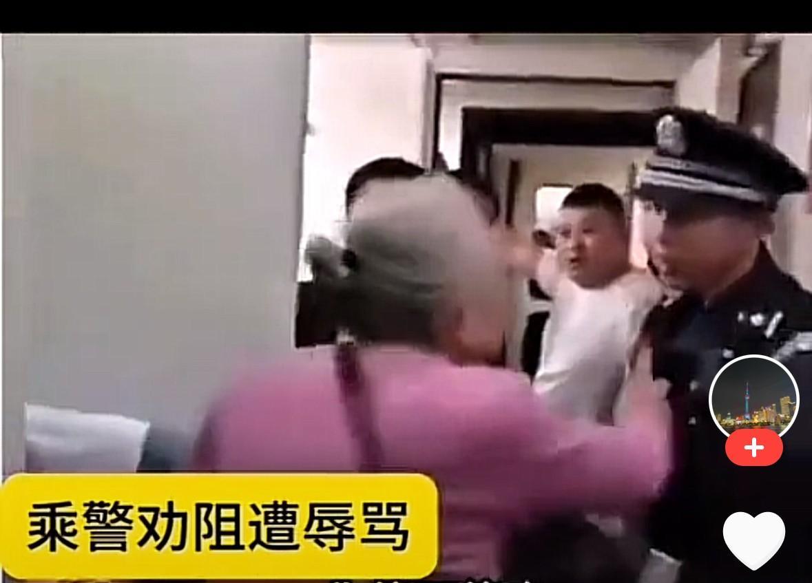 这样的老太太，简直太无德了！
老太太在火车上，要跟最后一排的人换座位，人家不同意
