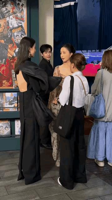宋佳撩闫妮？！真的活久见～～闫妮和杨紫聊天，手好好的放在大腿上，宋佳倒好，直接把