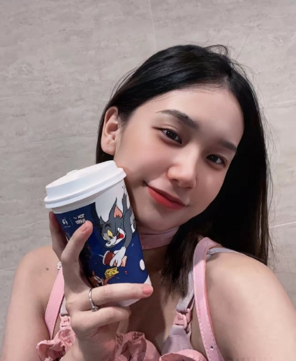 说实话，
何美延的终极梦想，
​就是遇到一个帅的能赚钱养家的老公，自己躺的平平的