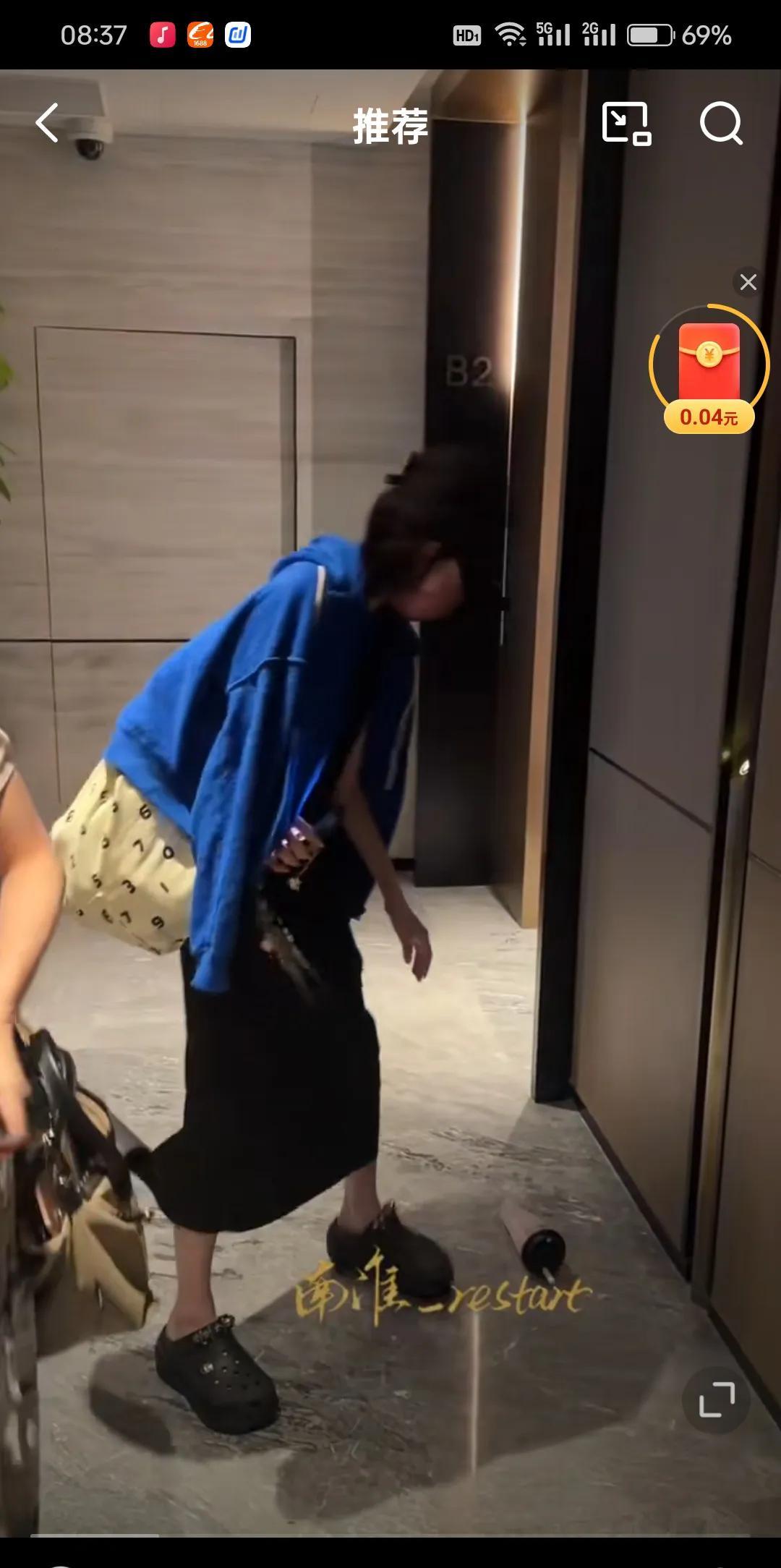 #宋祖儿弯腰捡地上的垃圾#
 饭拍视频里，宋祖儿看到地上有垃圾，自然弯腰捡起。小