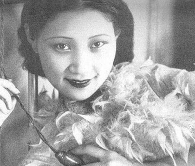 1956年，毛人凤突然暴毙在台北家中，几天后，他的妻子向影心，没等丧期结束，提着