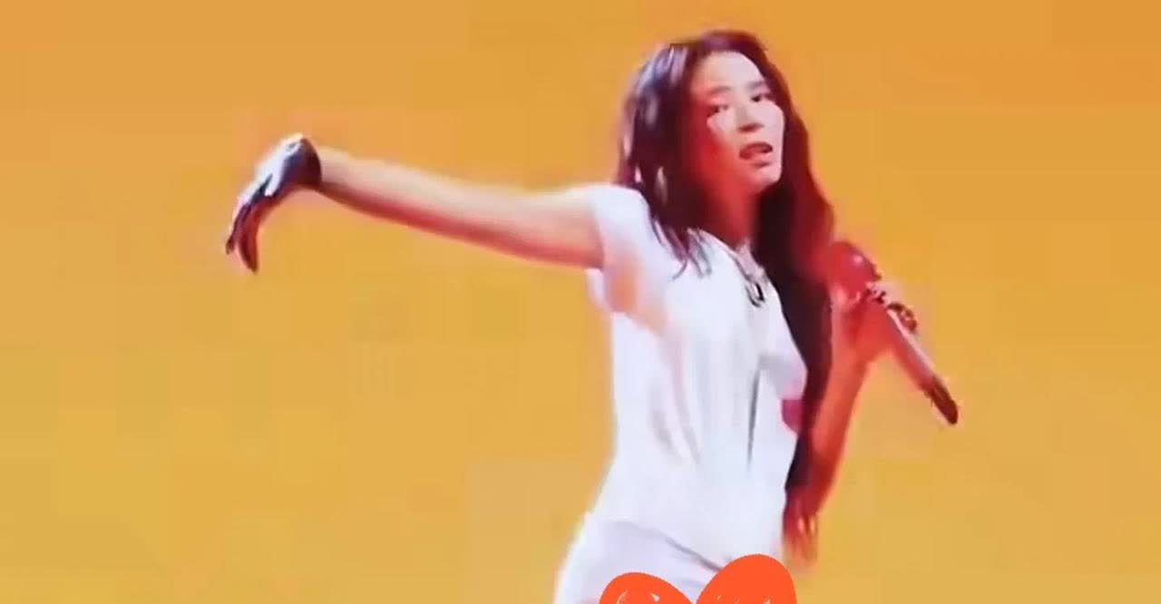 珍妮Jennie舞台暴露风波：是追求时尚、艺术献身，还是哗众取宠？