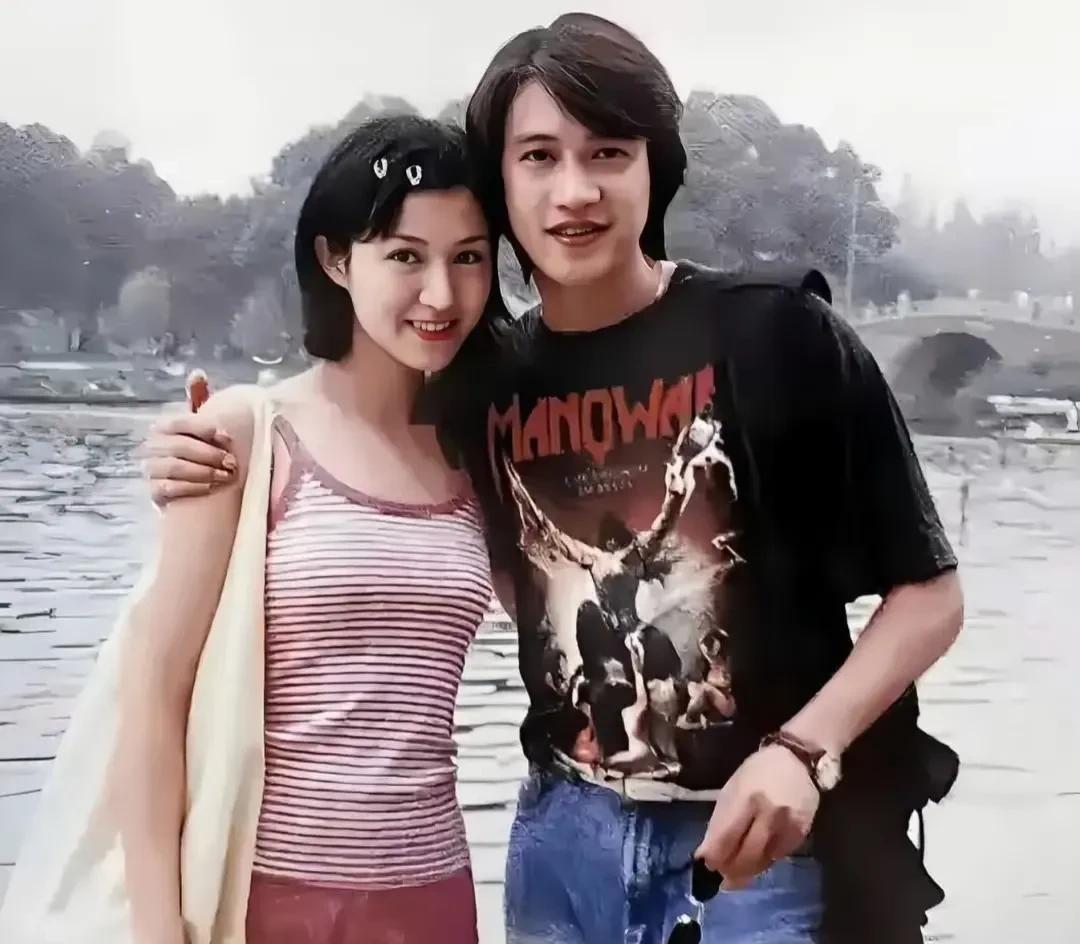 看陆毅和鲍蕾这张老照片，太有年代感了！这是他俩刚进上海戏剧学院表演系的时候，在校