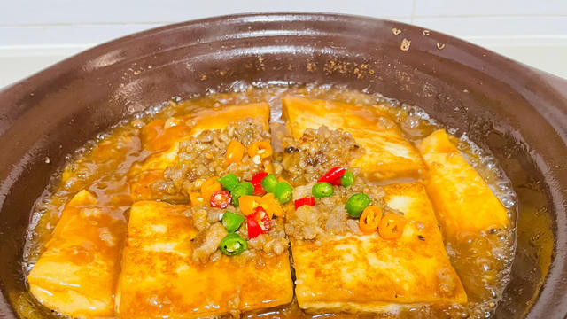 肉沫豆腐煲：一锅“咕嘟咕嘟”的棉花云，把米饭骗到碗底不肯出来