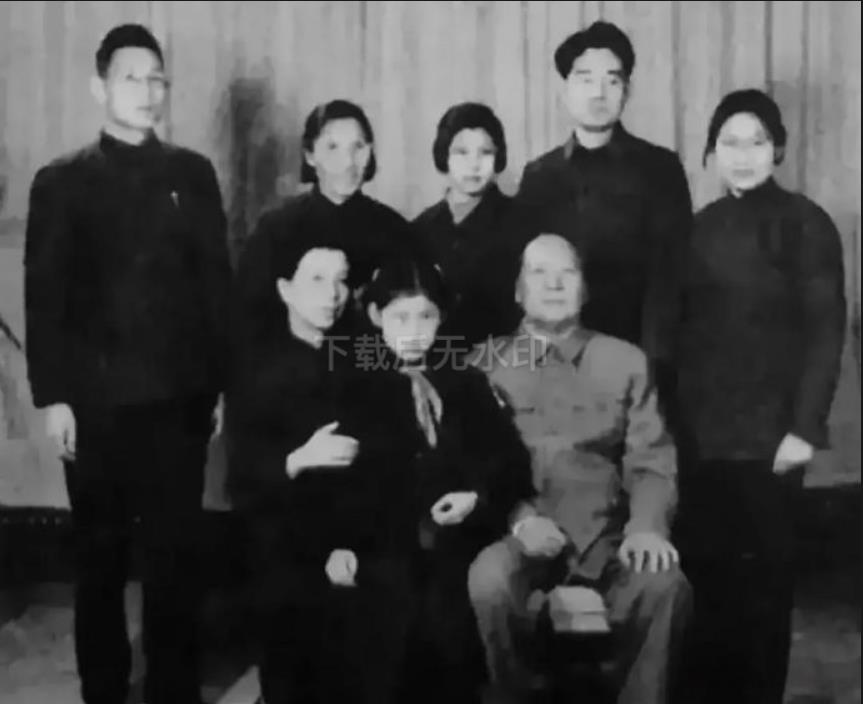 这是拍摄于1963年12月26日的一张照片，那天是毛主席70岁的生日，在晚上的时