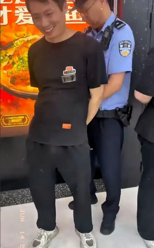 这个老员工笑不出来了！

不是他态度嚣张，而是北京警方出手了。

行政拘留14天