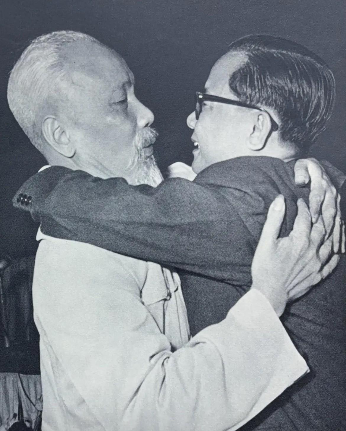 1962年10月，越南南方民族解放阵线（越共南方分支）代表团访问河内，寻求北越政
