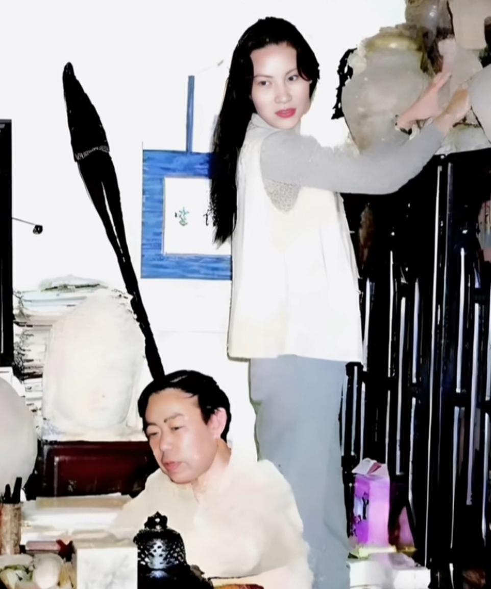 1996年，44岁的贾平凹娶了小17岁的女护士郭梅，洞房前，贾平凹却突然神色慌张