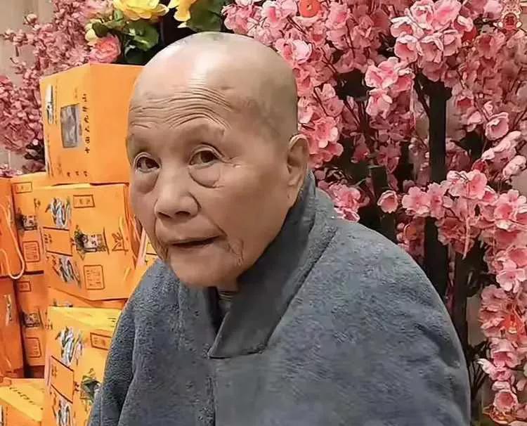 据自称王菲老邻居“黑妮”的爆料及相关信息，王菲哥哥去世相关情况如下：
- 基本信