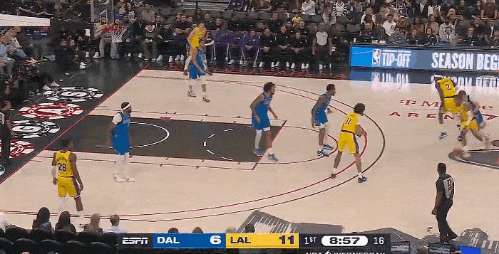 湖人替补后卫文森特真是太不给状元弗拉格面子了！NBA季前赛，在湖人对阵独行侠的第