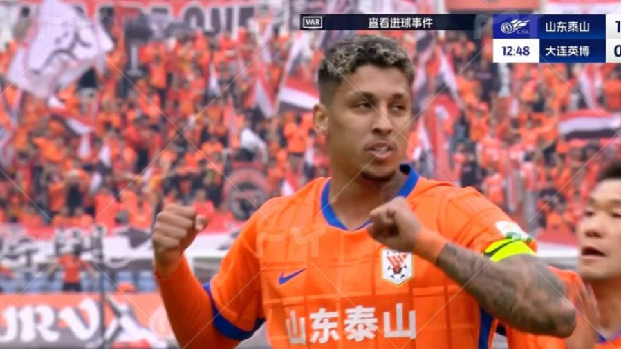 泰山队赛季首胜！4-1大胜大连英博，争议判罚成焦点