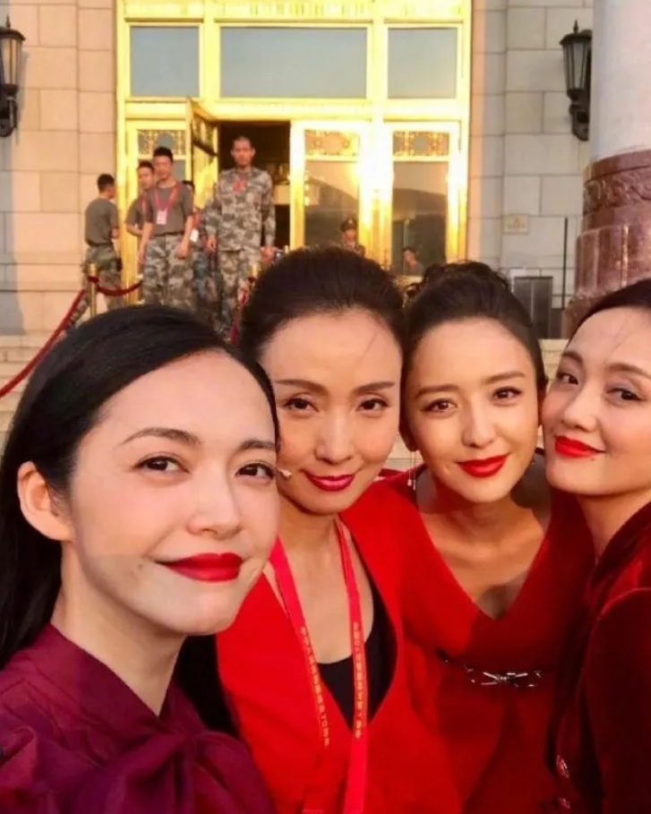 朱媛媛、姚晨、陶虹、佟丽娅之前的合影，大家都穿着红色衣服，看起来好有精神，喜气洋