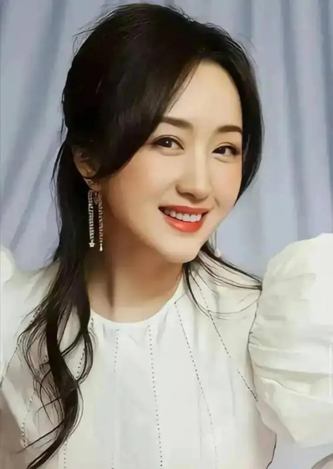 说起杨钰莹，真让人惋惜。她性格温柔善良，传统得很，在娱乐圈多年都清清白白，连脾气