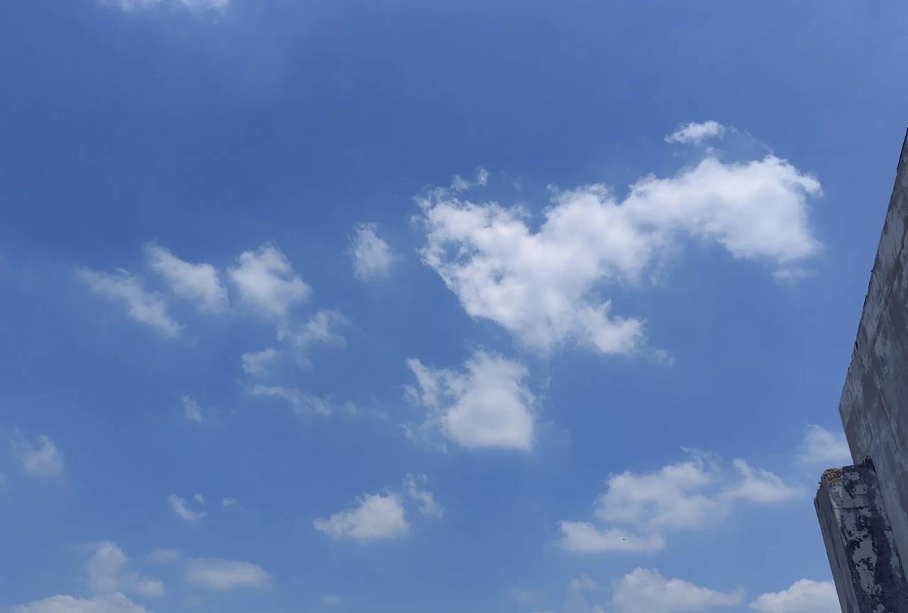 家乡的天空很美，可是今天的心情不美丽！怎么也没想到，今天被新来的606房间的小宝
