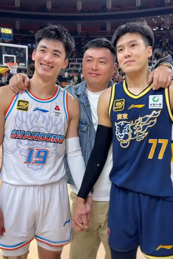 一目了然，黄荣奇与于德豪综合实力对比如下:

1.防守能力   黄荣奇>于
