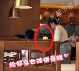 泪目了！2024年内蒙古一女子在餐厅过生日，一陌生小女孩非吵着要吃蛋糕！女子很大