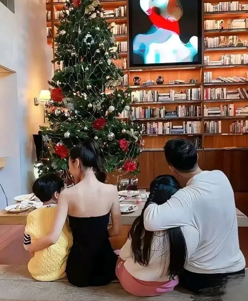 张妈妈透露马筱梅目前给小玥儿和小箖箖报了很多课外班。马筱梅真的是高材生，她懒理一