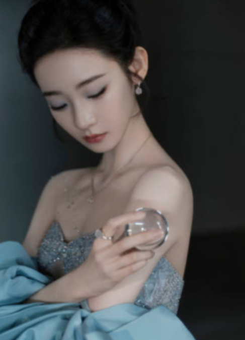 张艺凡的妆容和状态，是不是超可以的，就问你们喜不喜欢？