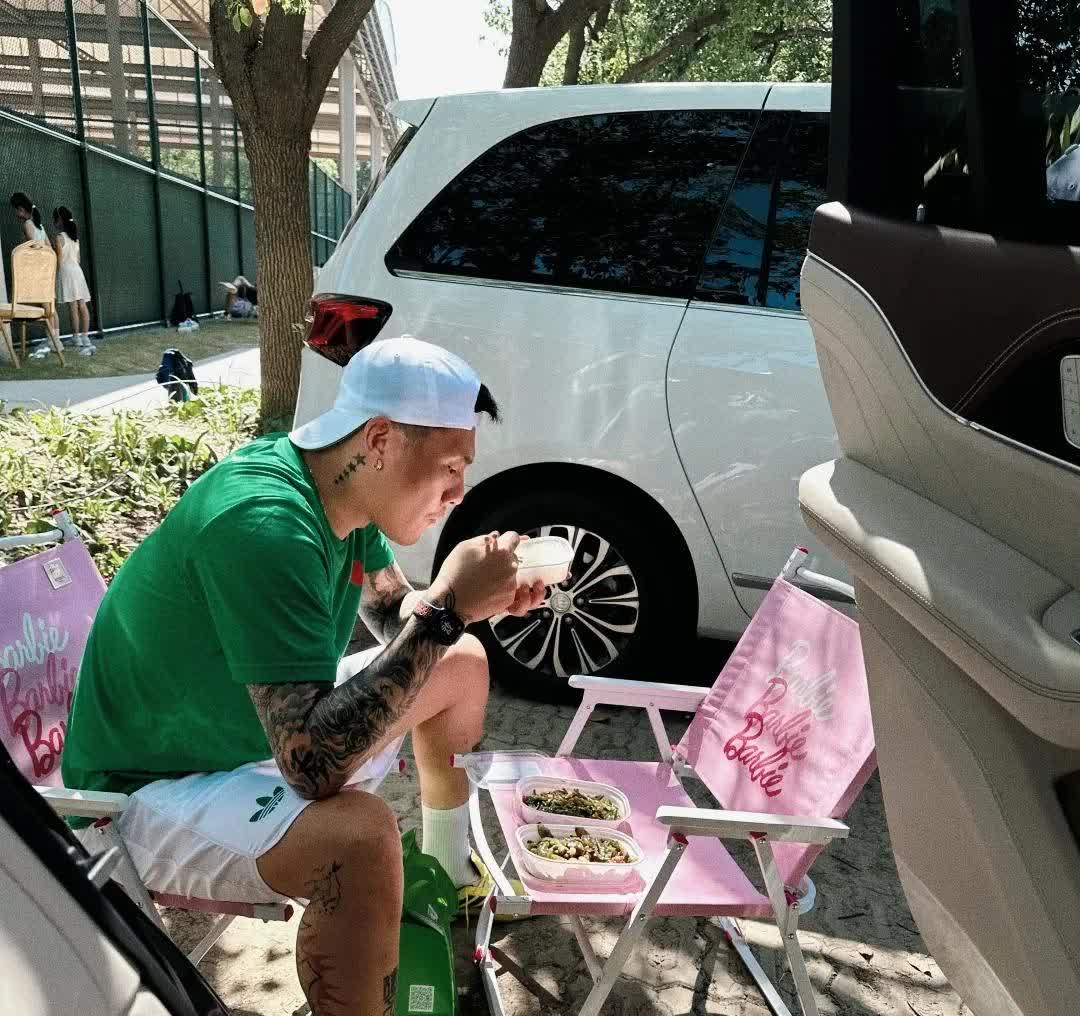 36岁的王大雷难得享受家庭时光，近日被拍到驾车带着家人一起露营，吃的看起来相当简