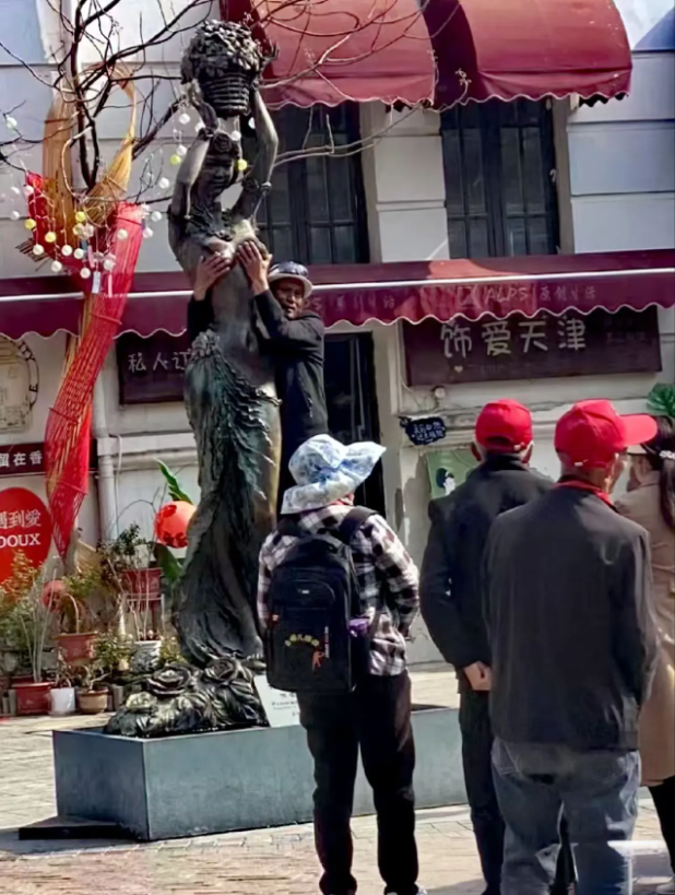 他这个人怎么可以这么猥琐