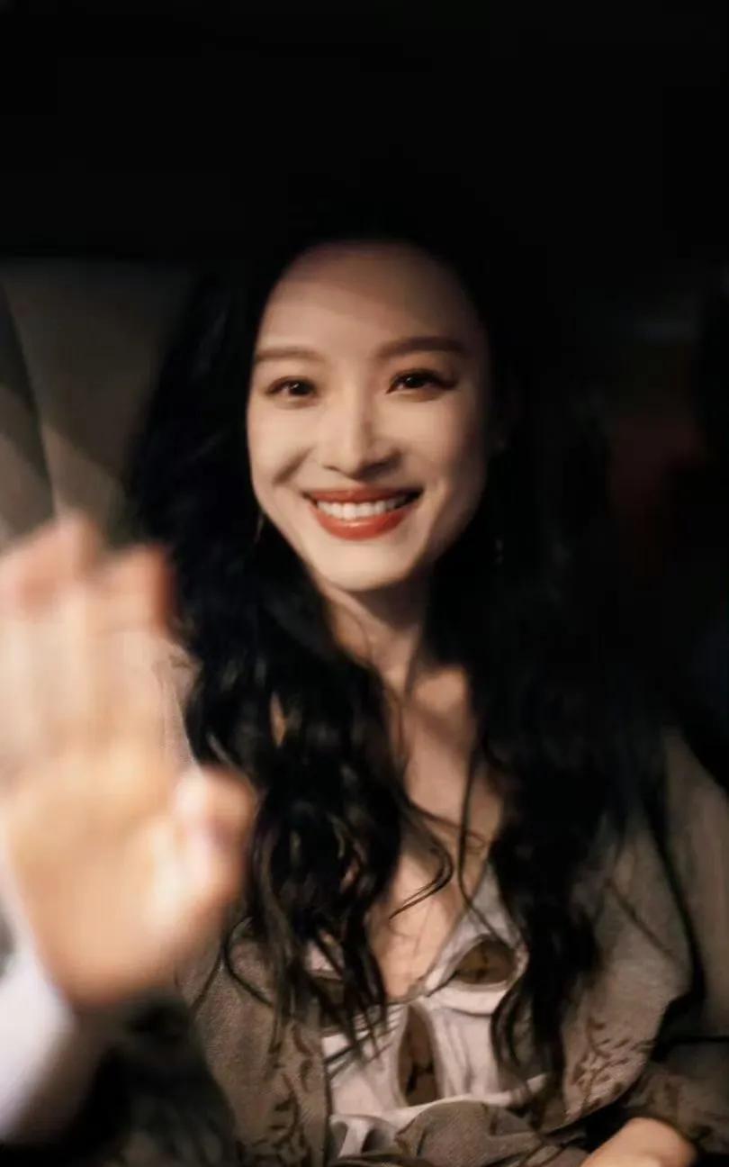 只要勾一勾手我就愿意跟姐姐走
倪妮的魅力真的是无法抵挡[送心][送心]