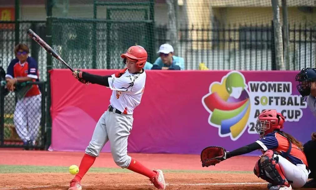 在西安举行的女子垒球亚洲杯，中国队首日以两个15-0大胜印度队和中国香港队，次日