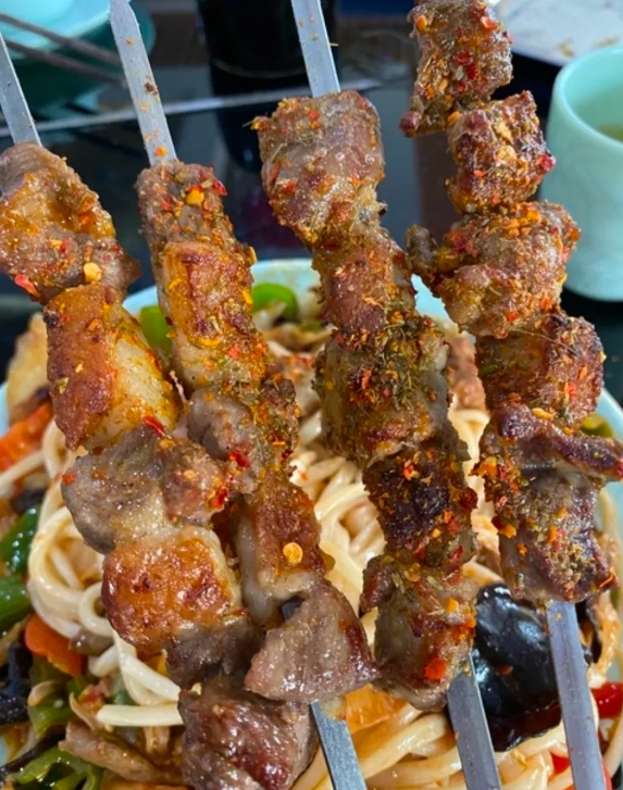 今晚上我老公陪他一哥们吃饭，我和孩子们跟着蹭饭，俩大男人喝着喝着竟然哭起来了。他