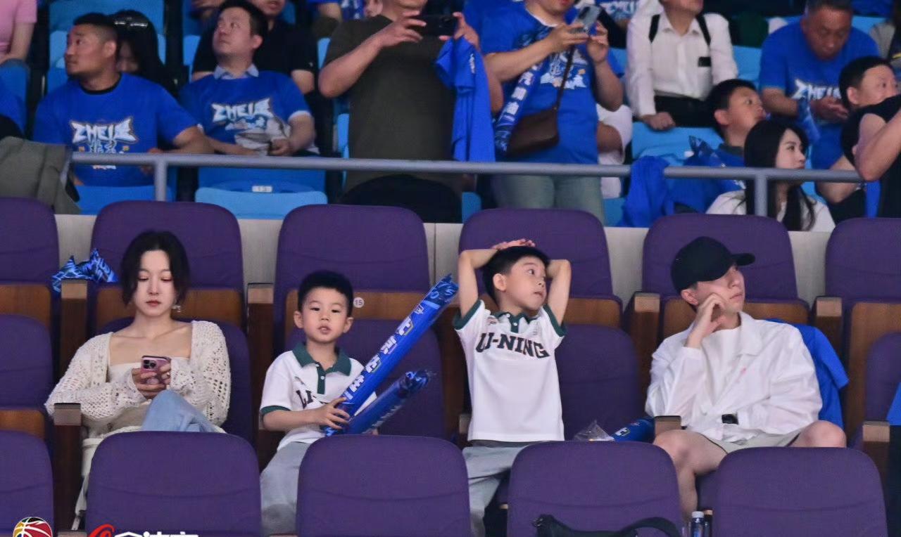 马龙一家四口真养眼，一模一样的小孩为什么要生两个
马龙一家现身CBA总决赛，颜值