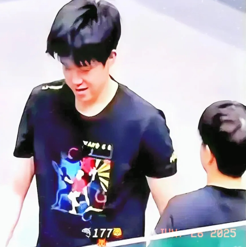 莎莎为什么用水瓶子戳头哥的肩膀？还不是因为他嘴巴欠！打他就该打他，

头哥这不是
