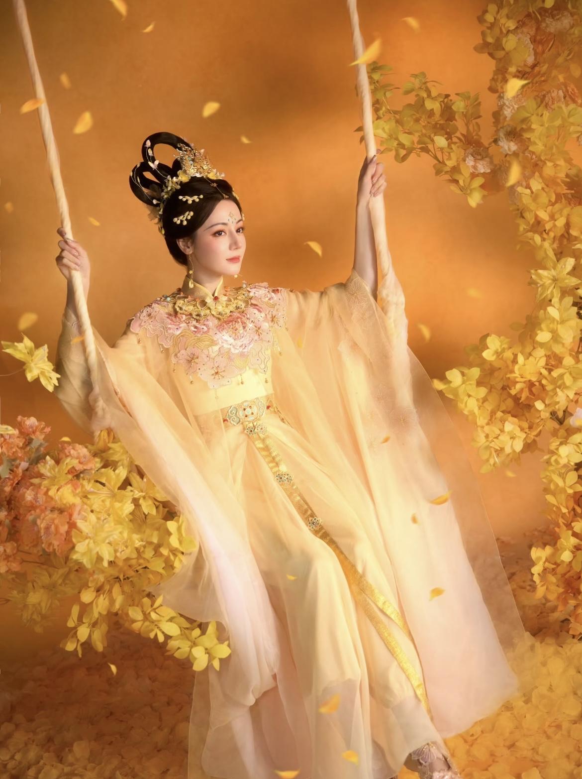 河南卫视也太有心机了
让迪丽热巴美出圈也就算了
更重要的是，让观众看到了河南非遗