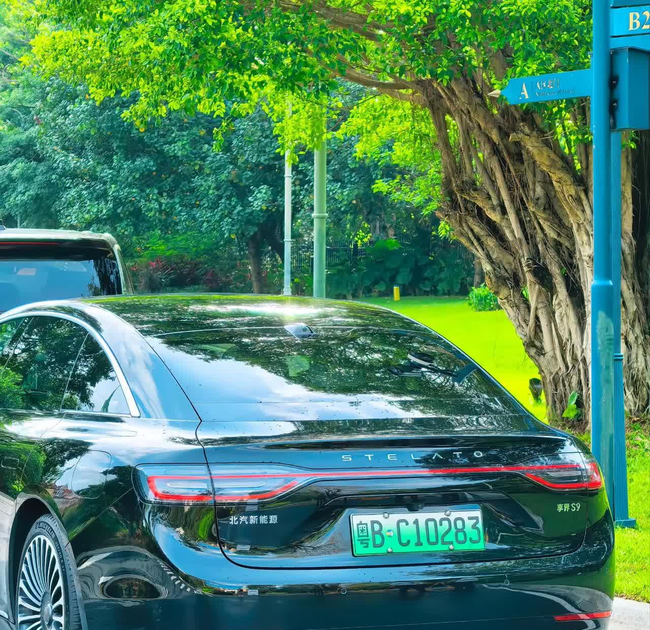 童话里的享界s9真美。华为欧洲小镇偶遇到了一辆黑色，在童话镇般的园区环境映衬下更