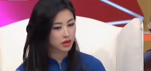 演员朱珠说：“我读书的时候，每次开家长会，我爸公司的会计、前台、秘书、司机啊，去