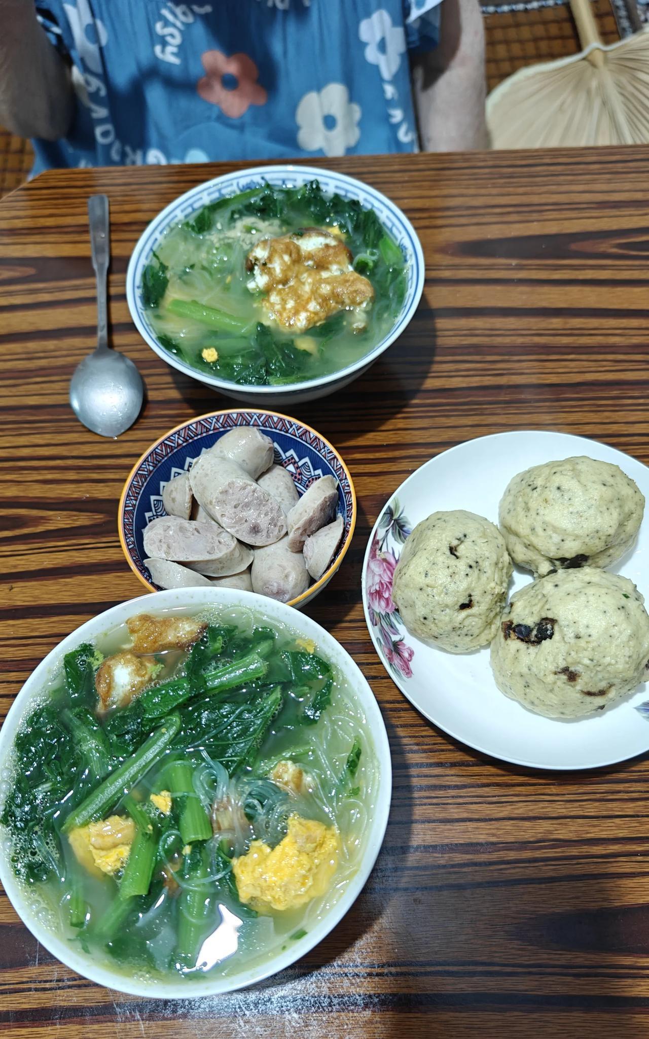 我的朋友大多很孝顺。今天有个朋友问起我父母的状况，还问人到最后能不能送医院。
我