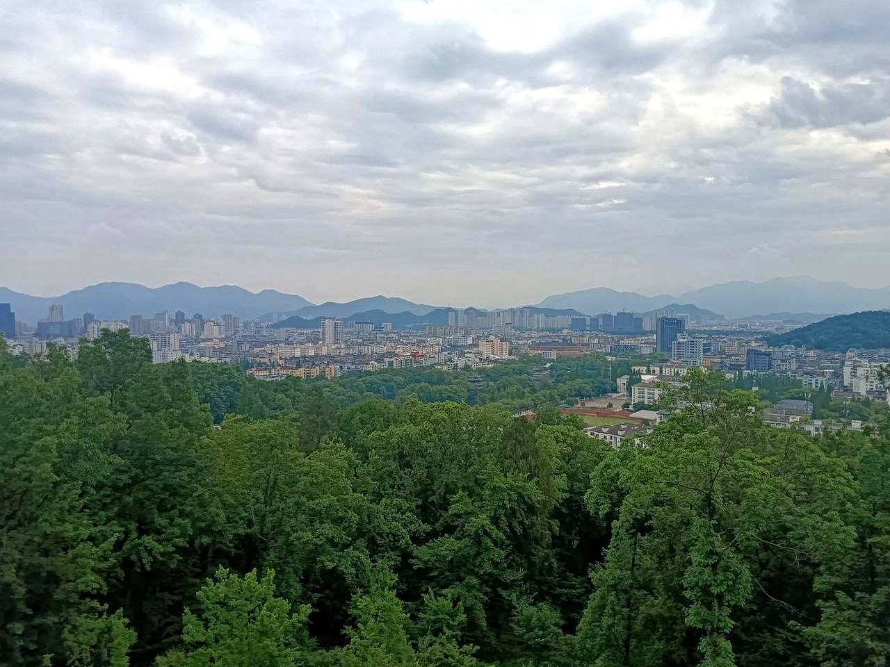 小林的故事在广州这座充满活力的城市中逐渐展开，他的内心也在不断地洗礼与成长。在经