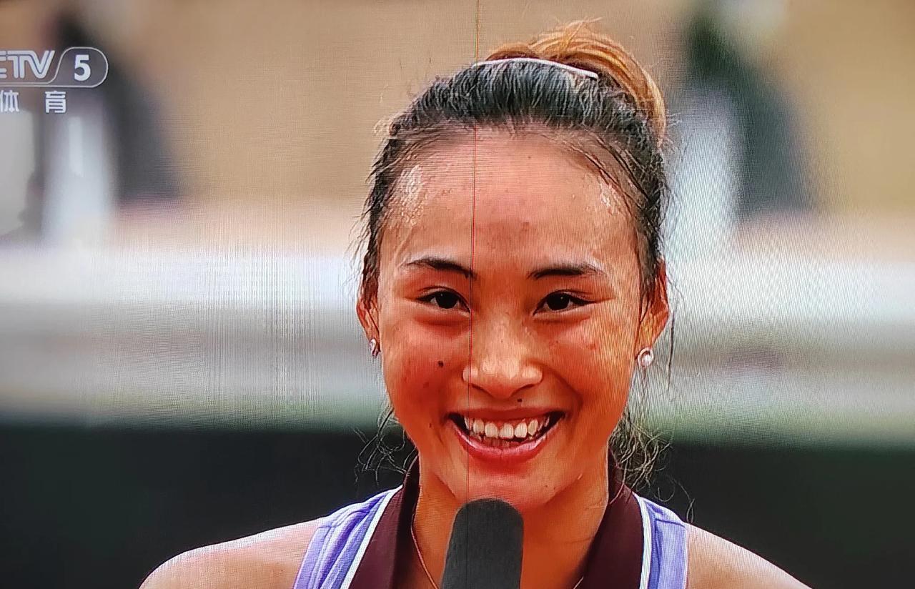 法网公开赛女单第二轮快讯：中国金花郑钦文仅耗时1小时37分钟，以2：0（6：2、